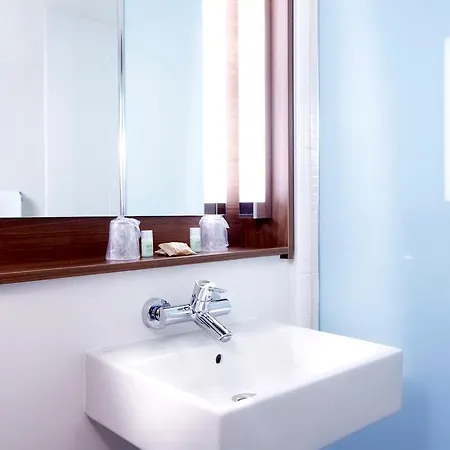 Campanile Lyon Nord - Hotel 3*