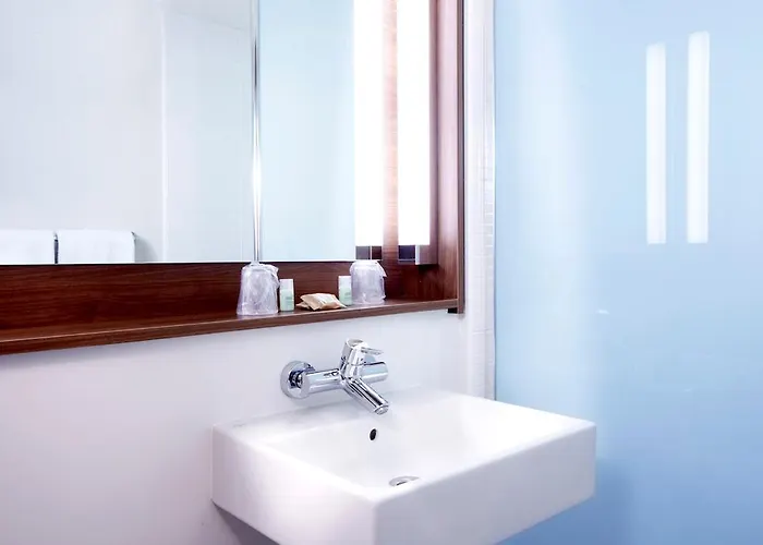 Campanile Lyon Nord - Hotel 3*