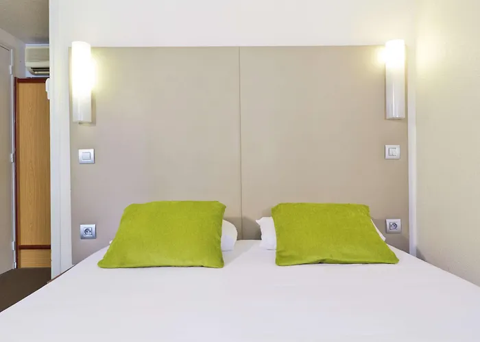 Campanile Lyon Nord - Hotel