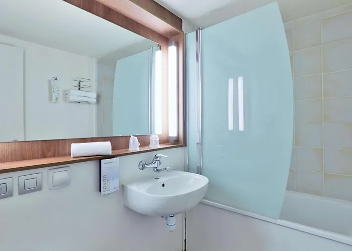 Hotel Campanile Lyon Nord -