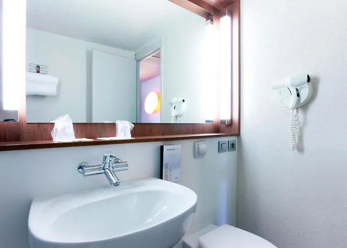 Campanile Lyon Nord - Hotel 3*