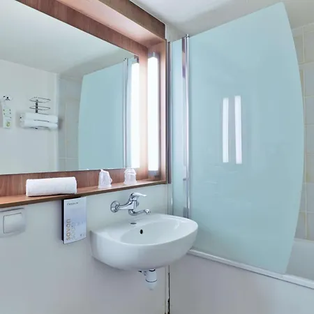 Hotel Campanile Lyon Nord -