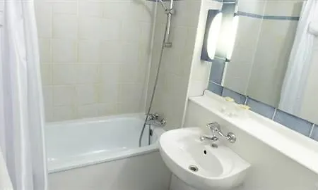 Campanile Lyon Nord - Hotel