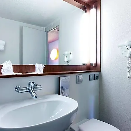 호텔 Campanile Lyon Nord - 3*