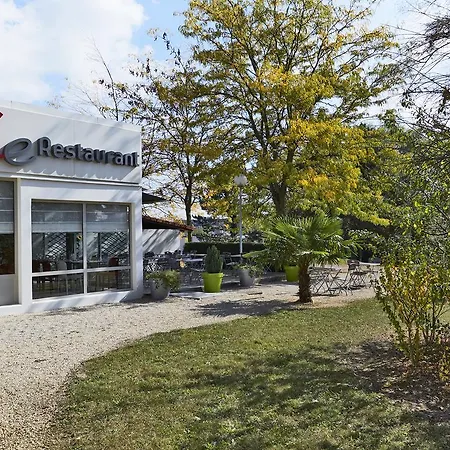 Hotel Campanile Lyon Nord - 3*