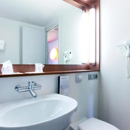 Campanile Lyon Nord - Hotel 3*