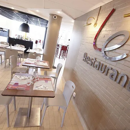 Campanile Lyon Nord - Hotel